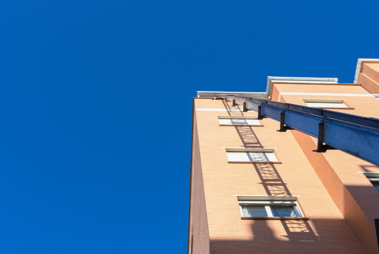 Monte-meubles vers le balcon d'un appartement - Monte-meubles Rennes